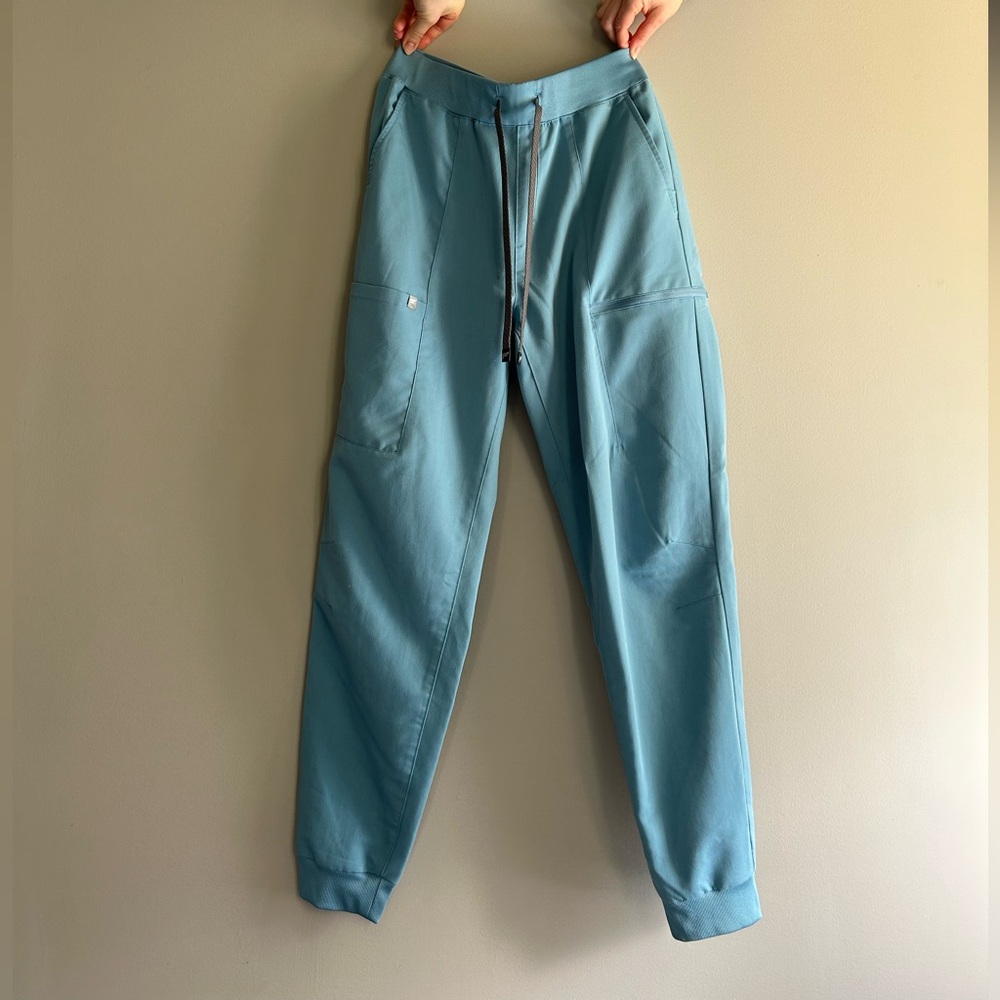 Fabletics Light Scrub Set - Picture 3 of 4